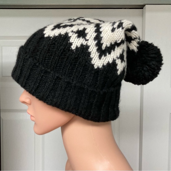 NWOT Old Navy Sweater Beanie. Black Fair Aisle.  Poly/Acrylic. One Size - Picture 7 of 9